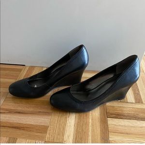 Nine West Women’s shoes
Size 9
Minor damage inside the sole only..